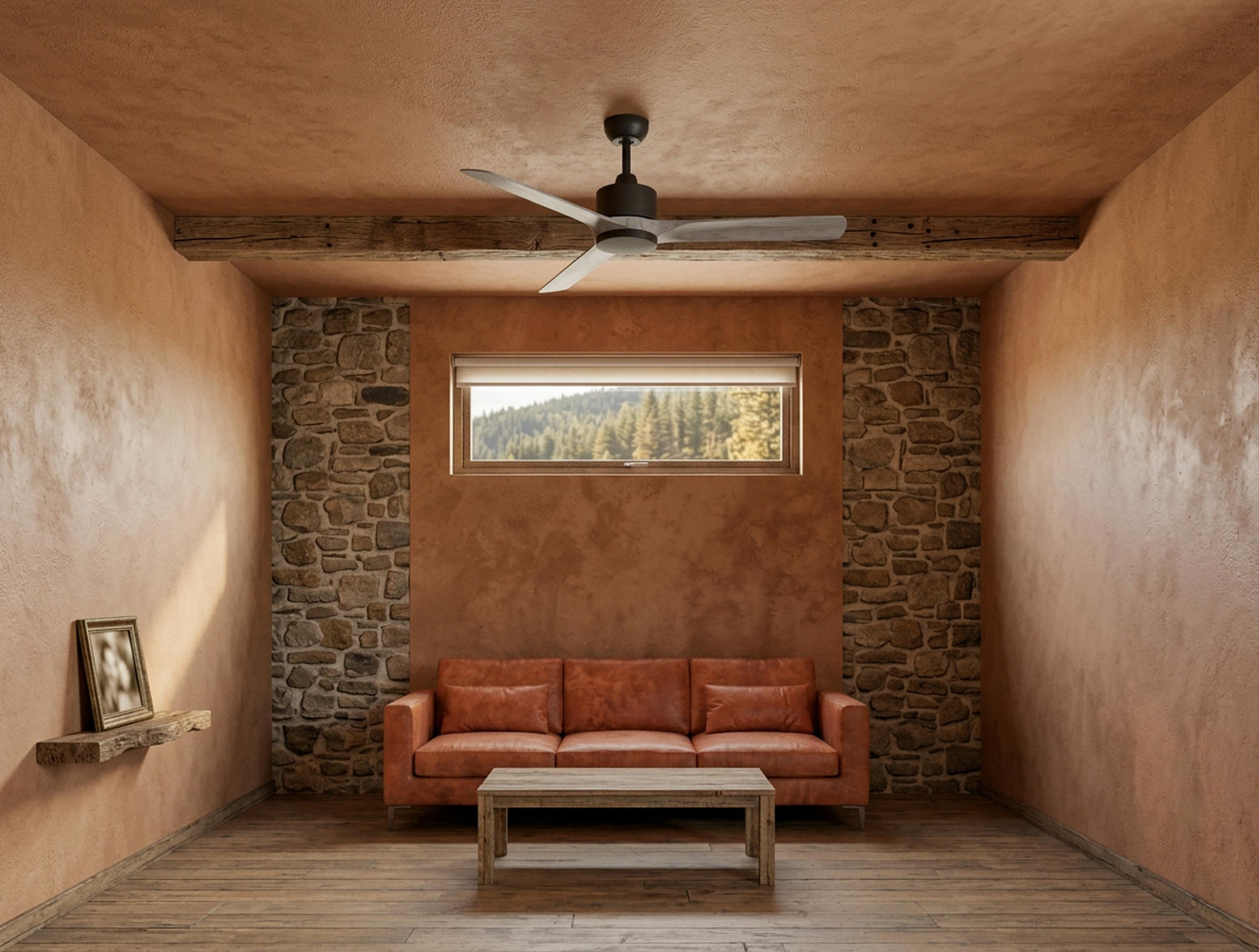 Un sofá de cuero marrón está ante una ventana con vistas a un bosque. Una mesa de madera delante.