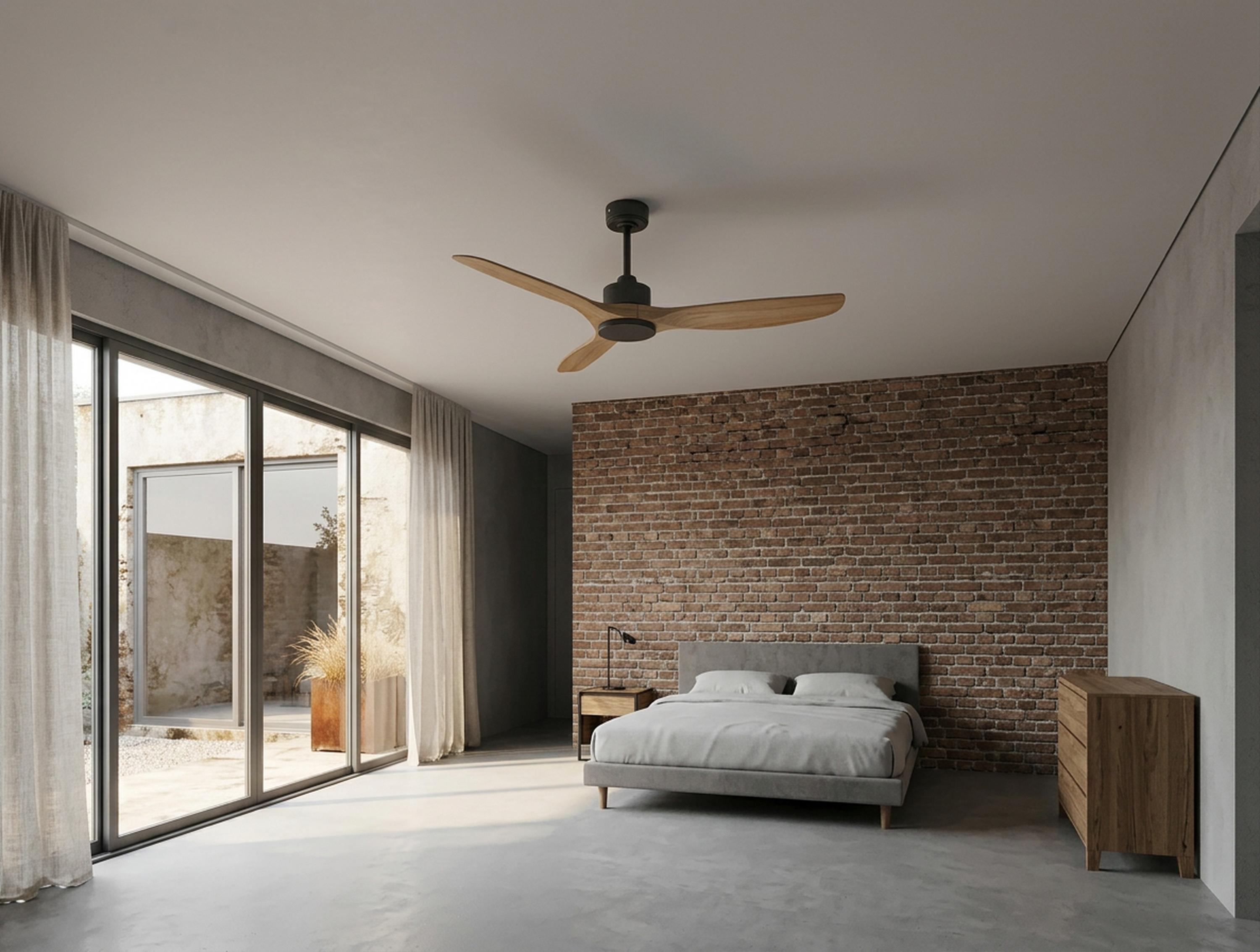 Dormitorio moderno con cama, mesita de noche, cómoda, ventilador de techo y ventanal.