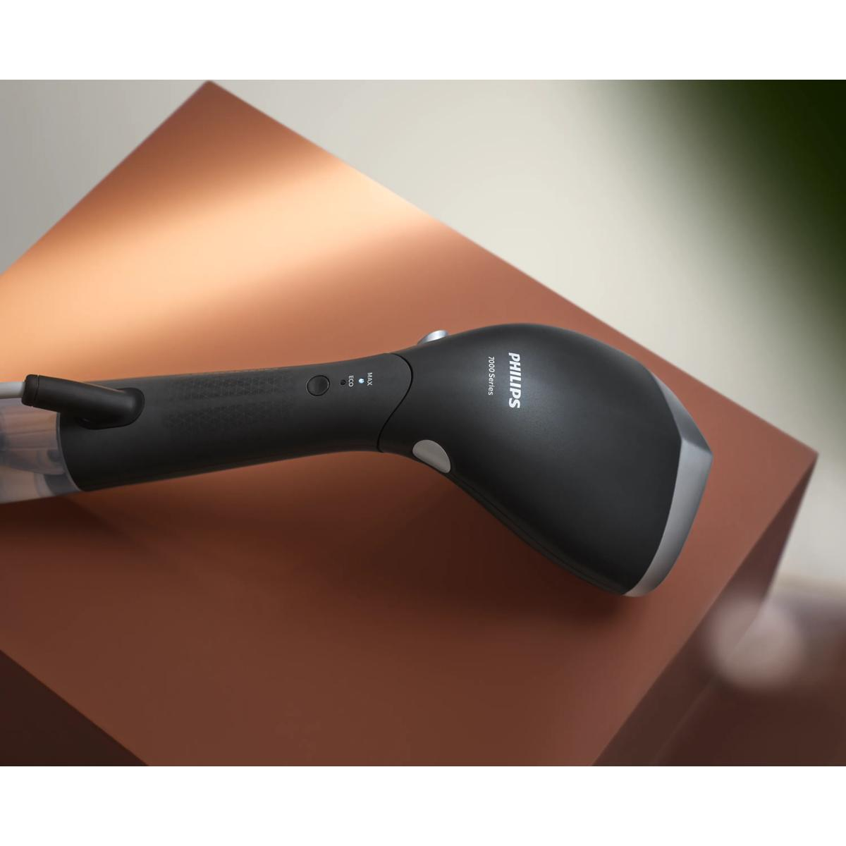 Vaporizzatore portatile nero Philips su superficie marrone.