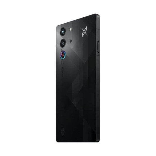 Schwarzes Smartphone mit drei Kameras auf der Rückseite und einem geometrischen Muster.