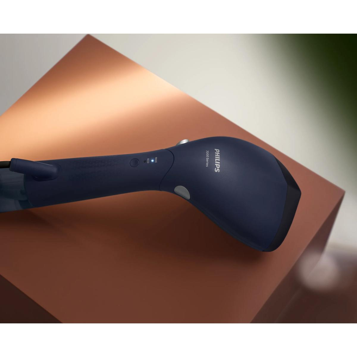 Vaporizzatore a mano Philips blu scuro su piedistallo di rame.