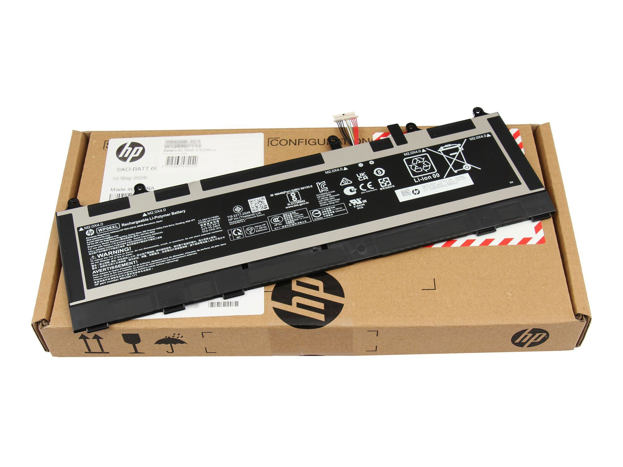 HP Laptop-Akku in einer Verpackung. Details zu Modell und Spannung sind aufgedruckt.