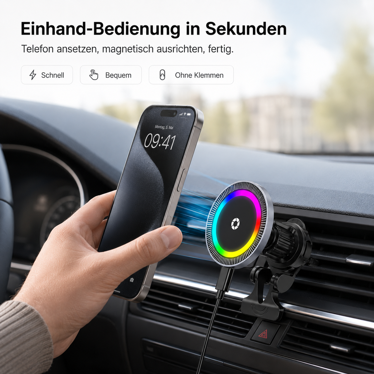 Eine Hand hält ein Smartphone neben einer bunten Ladehalterung im Auto.