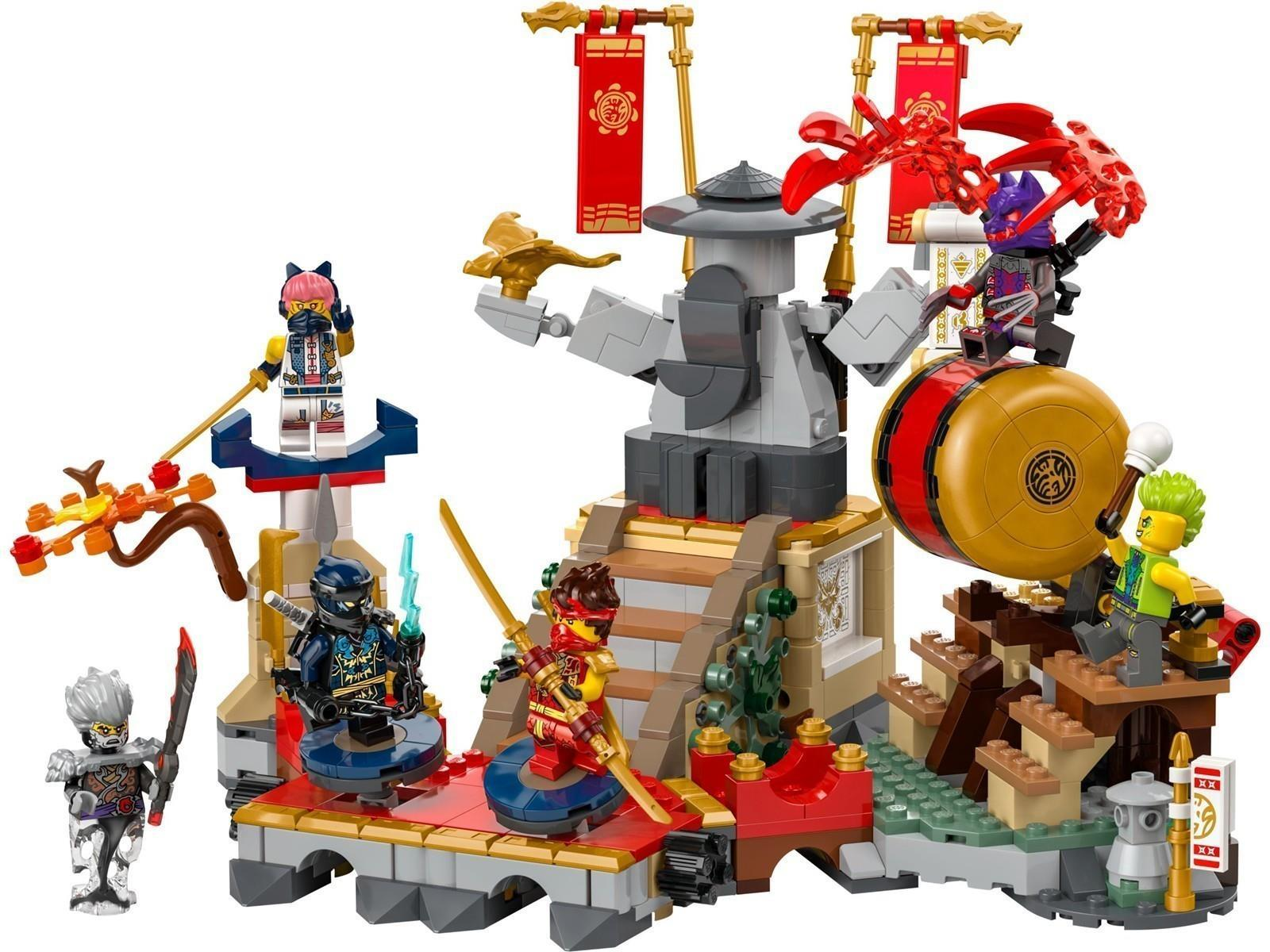 Lego-Figuren in einer Kampfszene mit einem großen Gong und roten Bannern.