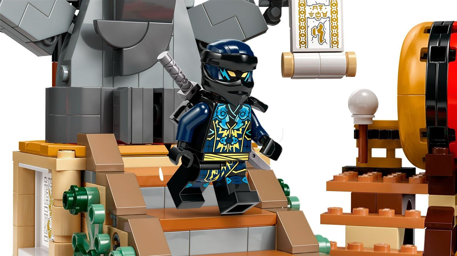 Ein blauer Lego-Ninja mit gelben Akzenten steht auf einer braunen Treppe.