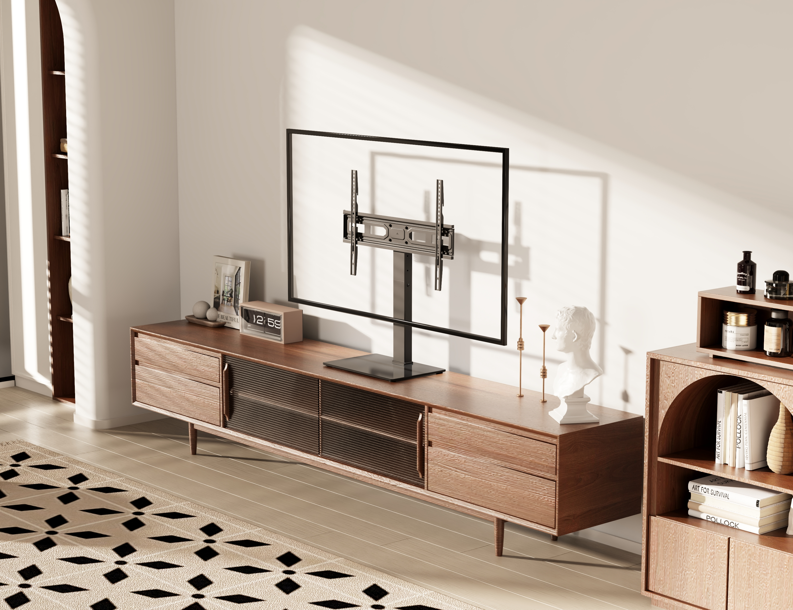 Ein Holz Sideboard mit einem Fernseher-Ständer und Deko. Ein Teppich liegt davor.