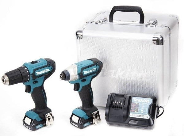 Zwei Makita Akku-Bohrschrauber und ein Ladegerät stehen vor einem silbernen Metallkoffer mit Makita-Logo.