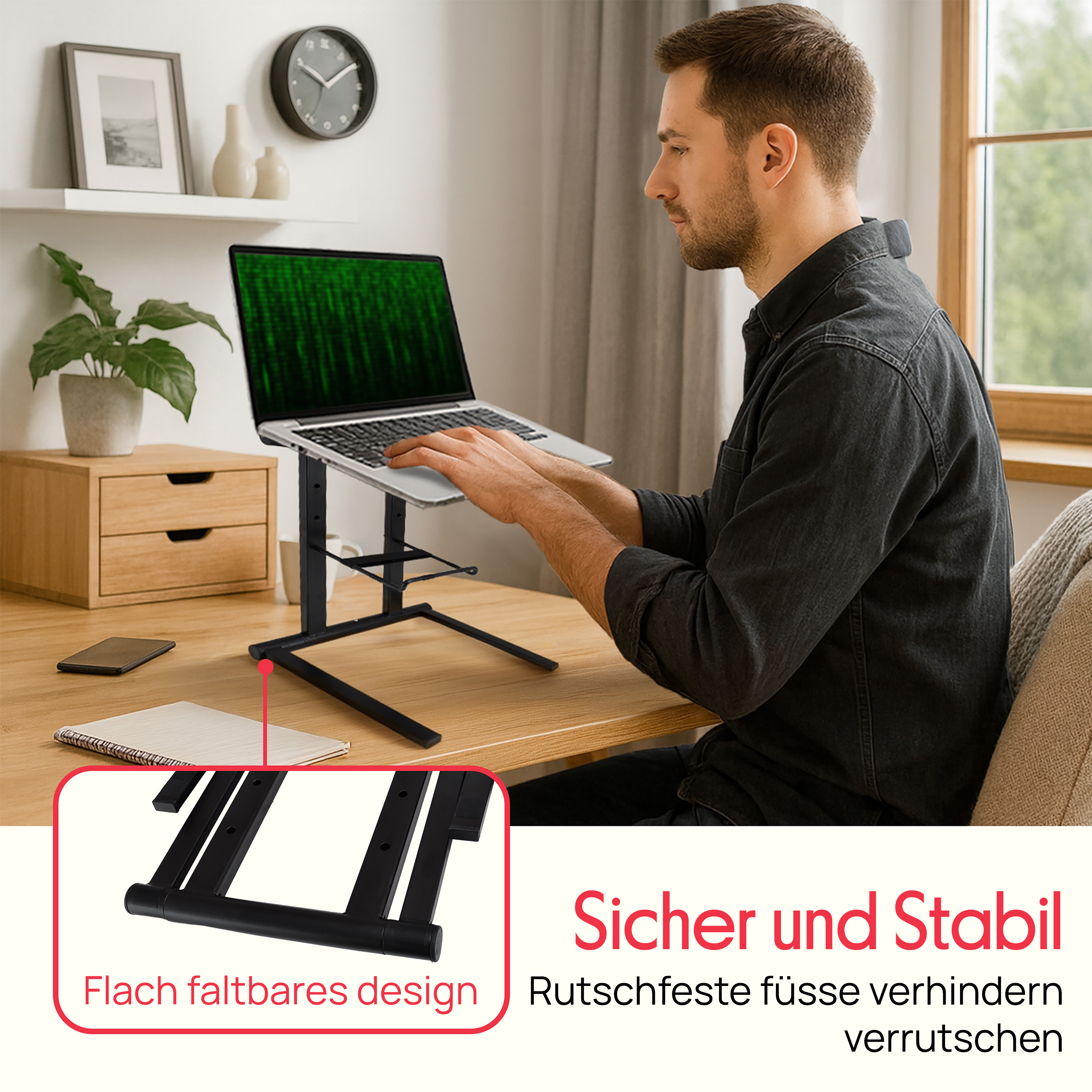Mann tippt auf Laptop auf Ständer. Schreibtisch hat Pflanze, Schubladen, Handy, Notizbuch.