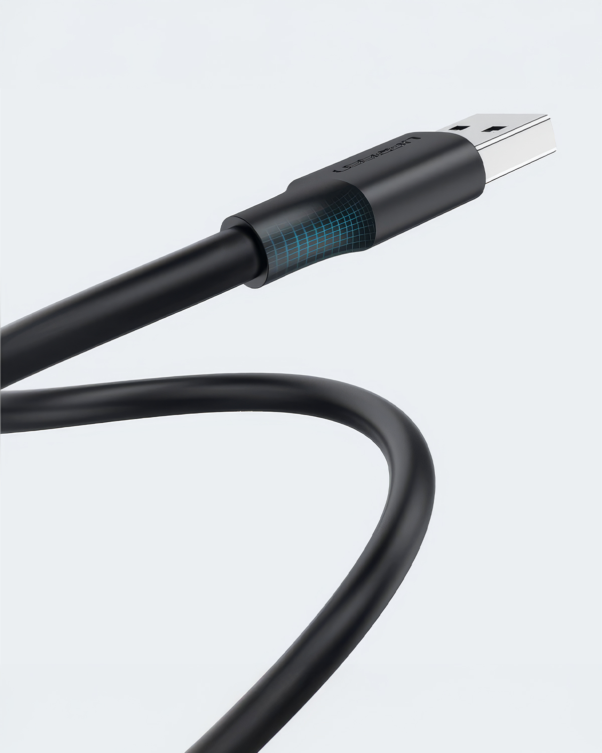 Gümüş konektörlü siyah USB kablosu, beyaz arka plana karşı.