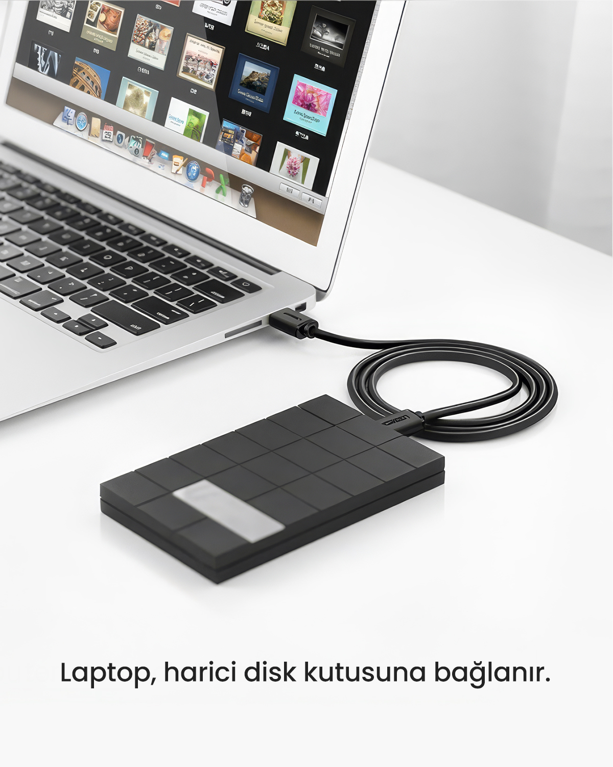 Bir dizüstü bilgisayar harici bir sabit diske bağlıdır.