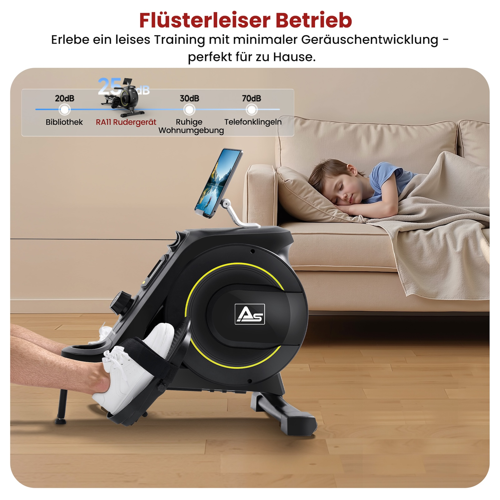Ein Rudergerät mit Handyhalterung neben einem schlafenden Kind auf dem Sofa.