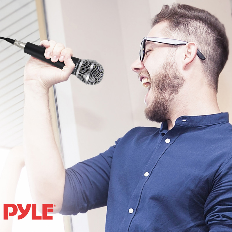 Mann im blauen Hemd singt in ein Pyle-Mikrofon, mit Brille und Bart.