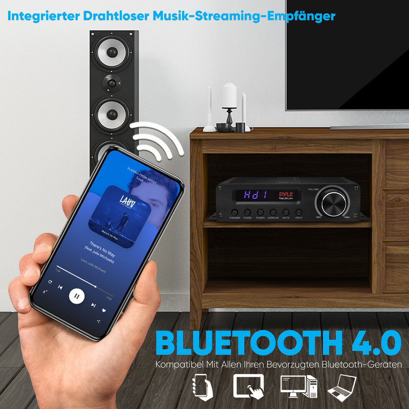 Hand hält Smartphone mit Musikplayer, daneben Verstärker, Lautsprecher und Fernseher.