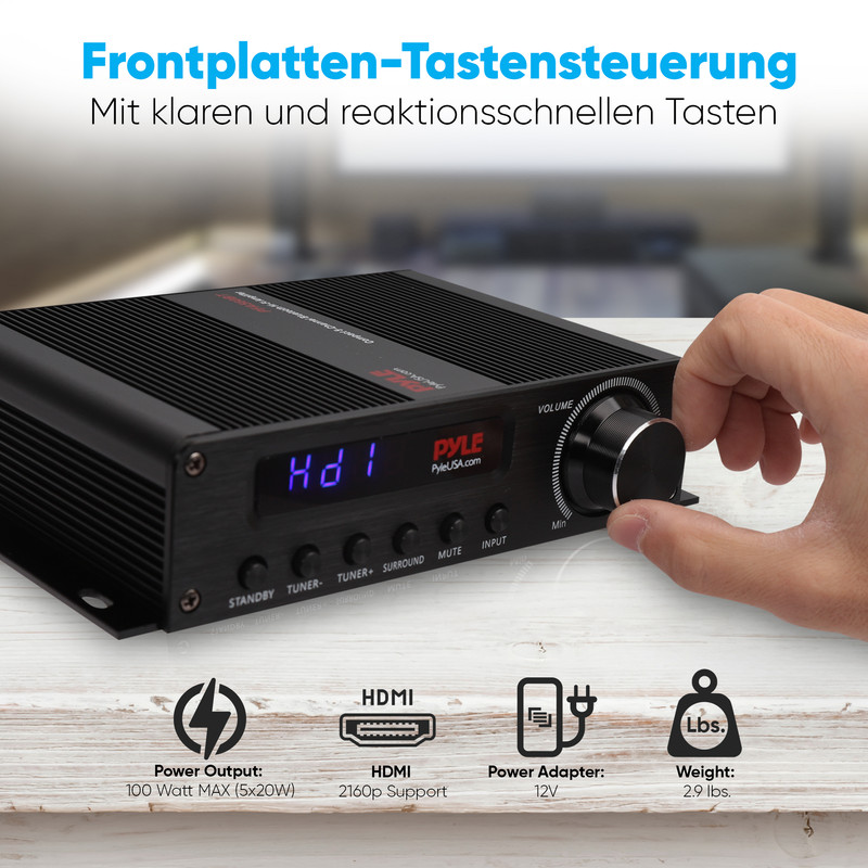 Ein schwarzer Audioreceiver mit silbernem Drehknopf, Bedienelementen und Display.