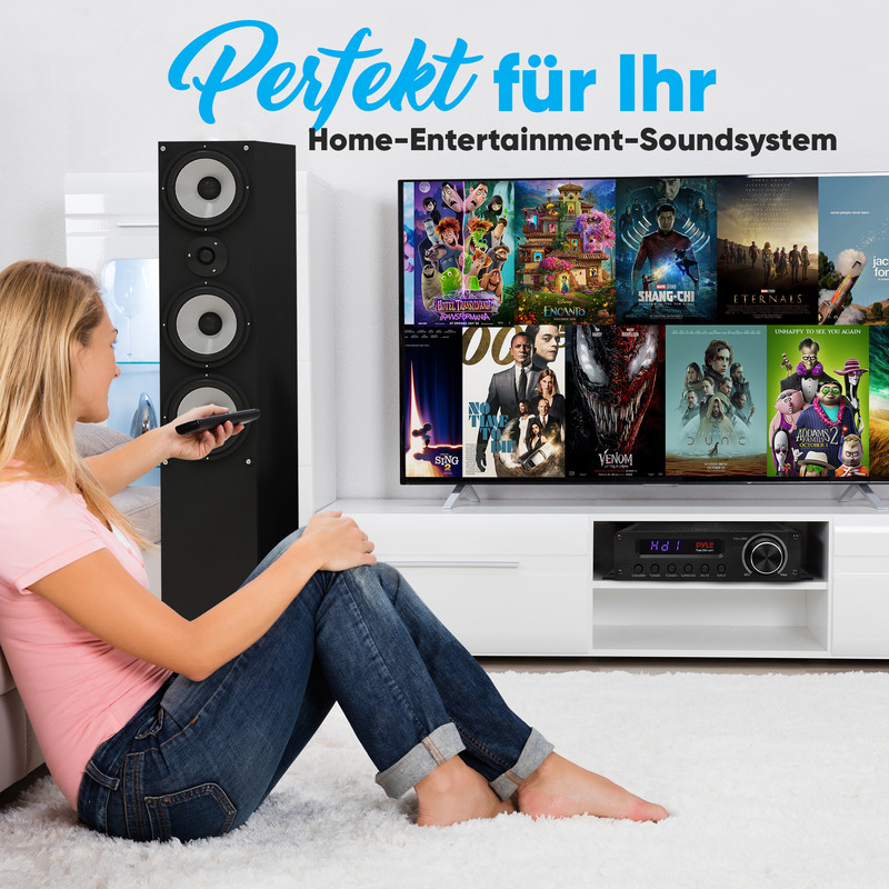 Frau steuert Fernseher mit Filmen; Lautsprecher und Receiver daneben.