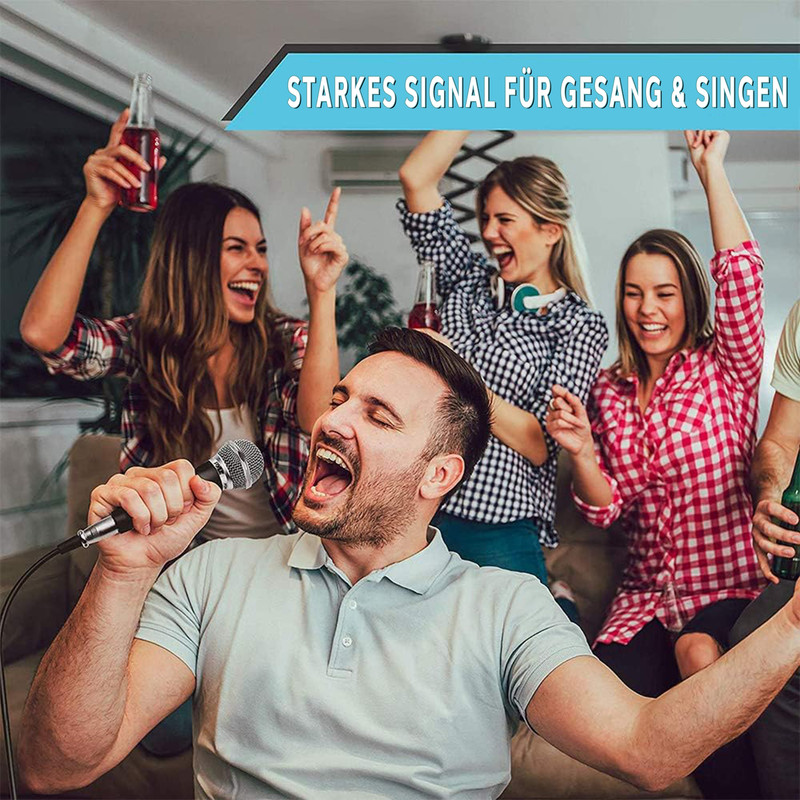 Ein Mann singt mit einem Mikrofon, während Freunde im Hintergrund tanzen und trinken.