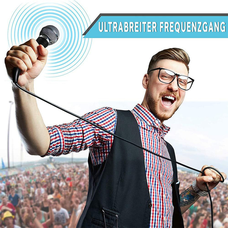 Ein Mann mit Mikrofon singt vor einer jubelnden Menge.