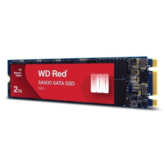 Un SSD SATA NAS WD Red SA500 da 2TB è mostrato su sfondo bianco.