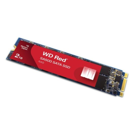Un SSD SATA WD Red rosso da 2TB con circuiti e chip.