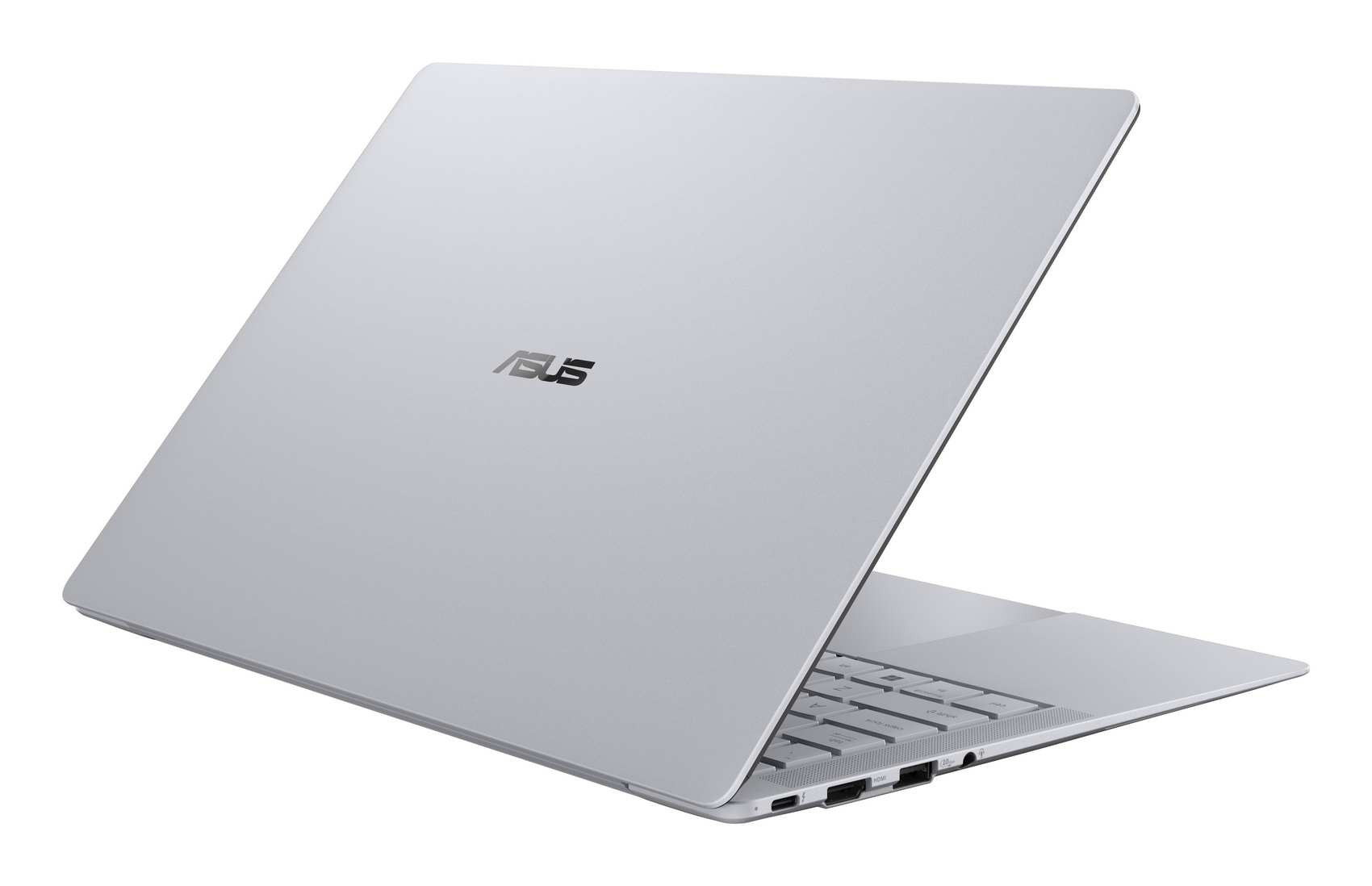 Un laptop Asus argentato aperto mostra tastiera e porte.