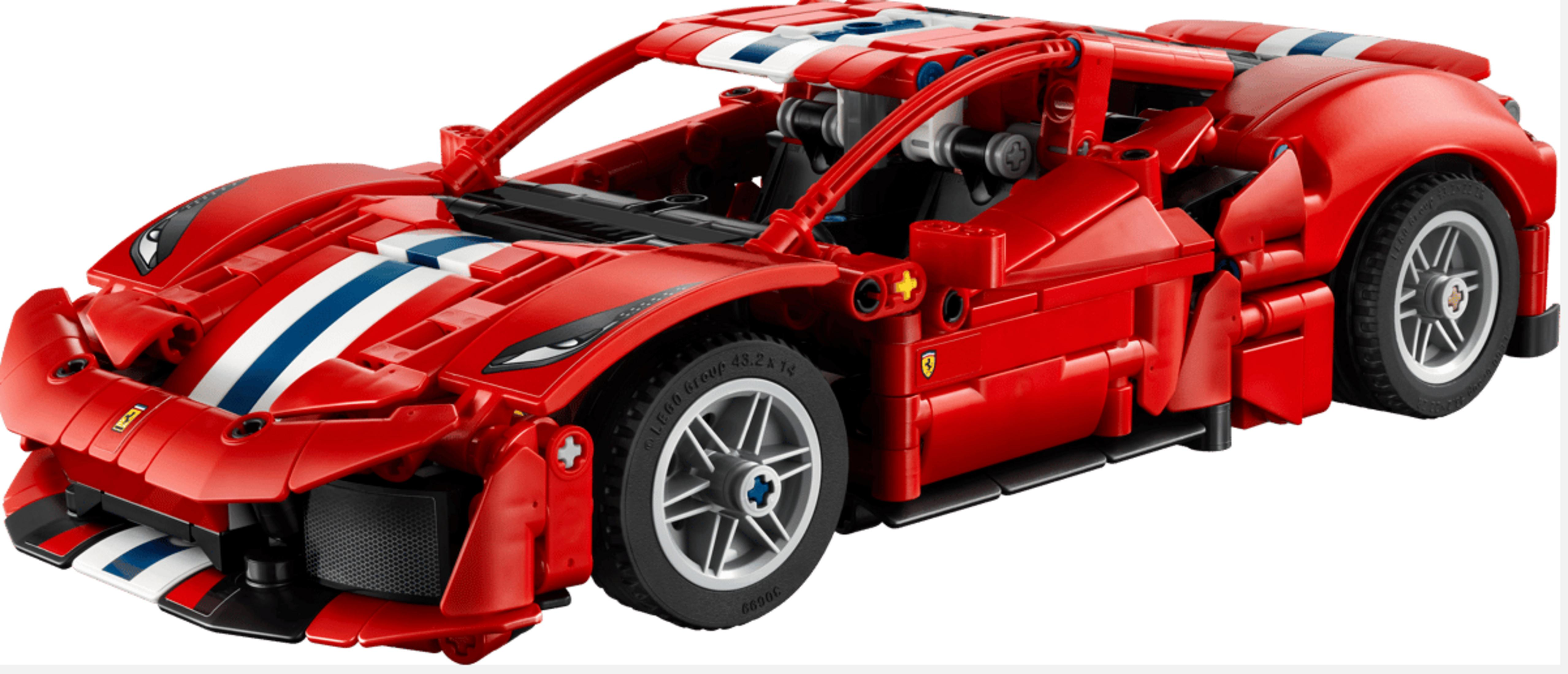 Kaput ve tavanında mavi ve beyaz çizgili kırmızı Lego Technic Ferrari araba.