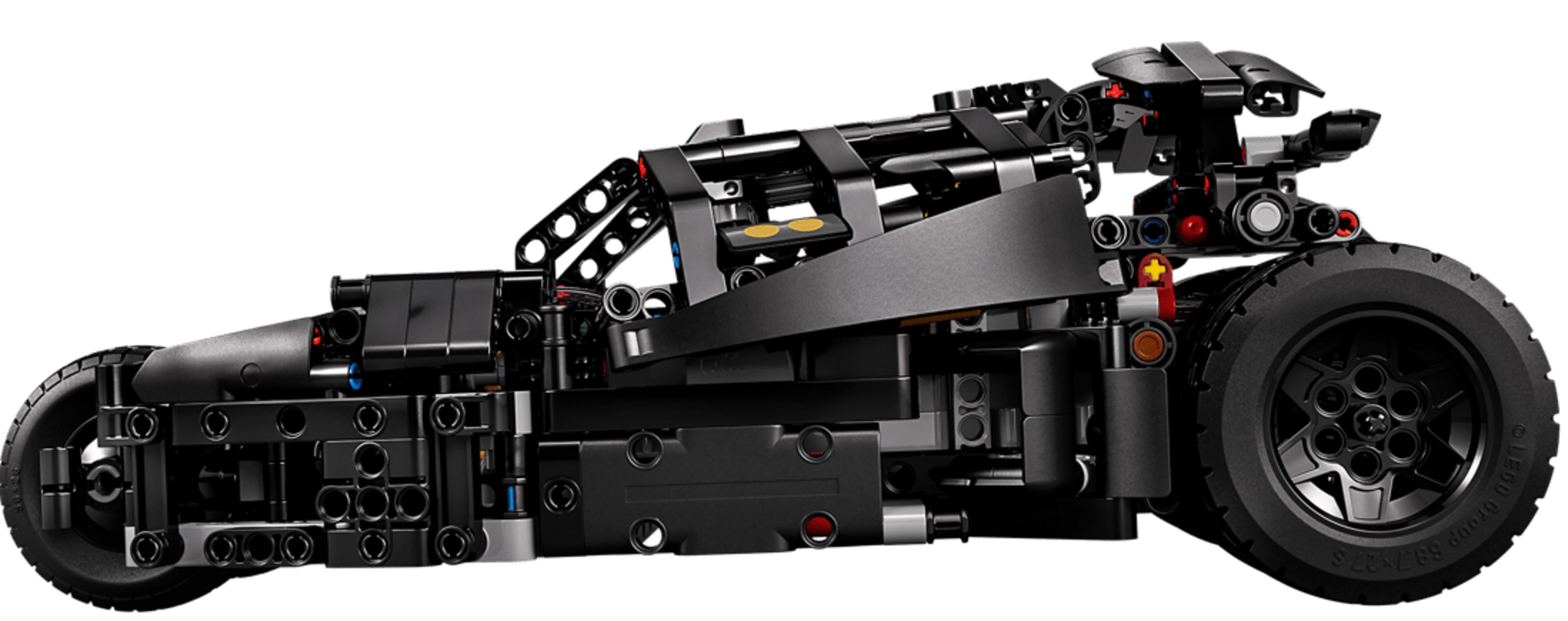 Un dettagliato modello Lego nero di Batmobile, che mostra mattoncini tecnici visibili.