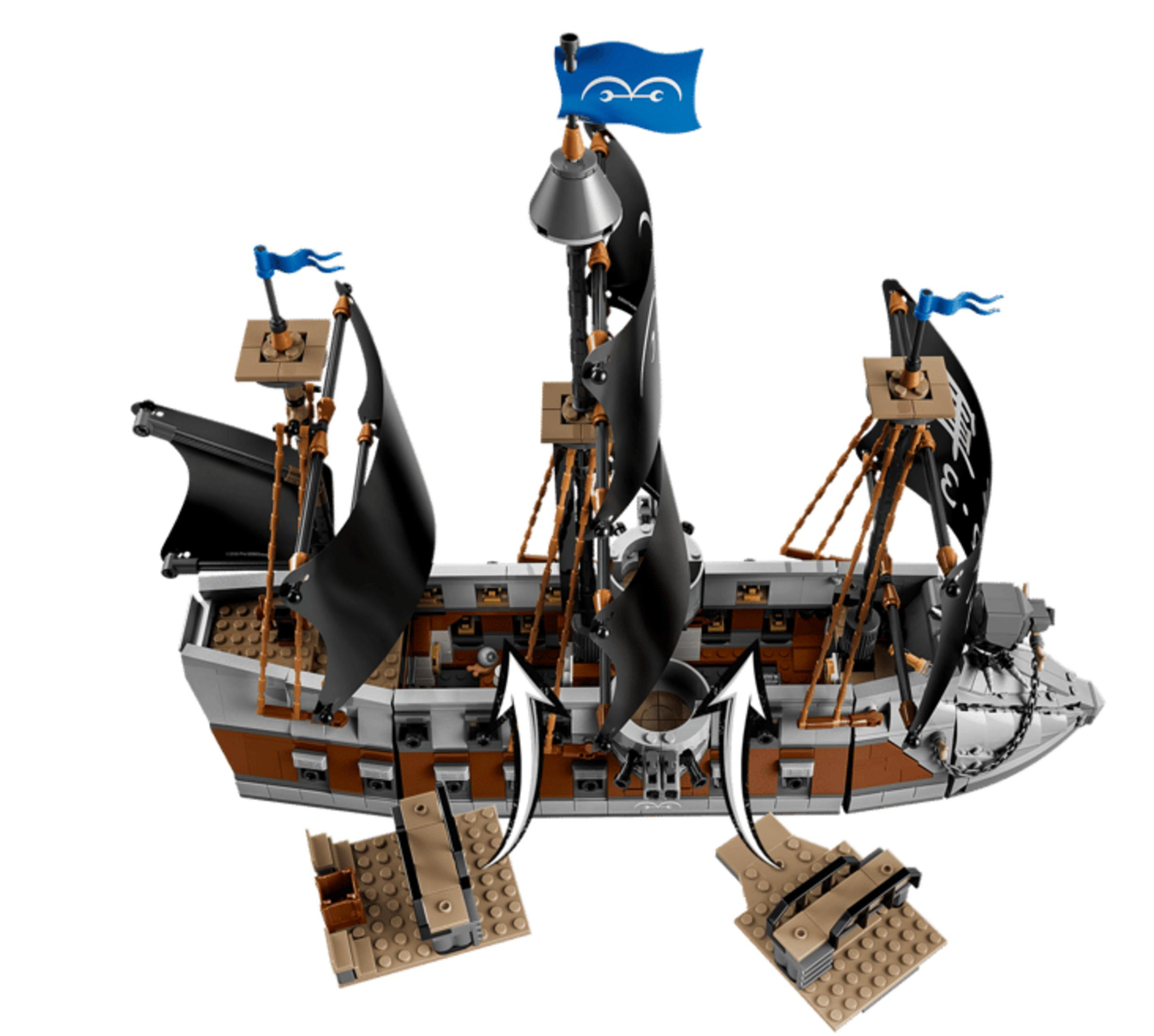Lego barco pirata con velas negras y banderas azules. Dos plataformas pequeñas se separan.