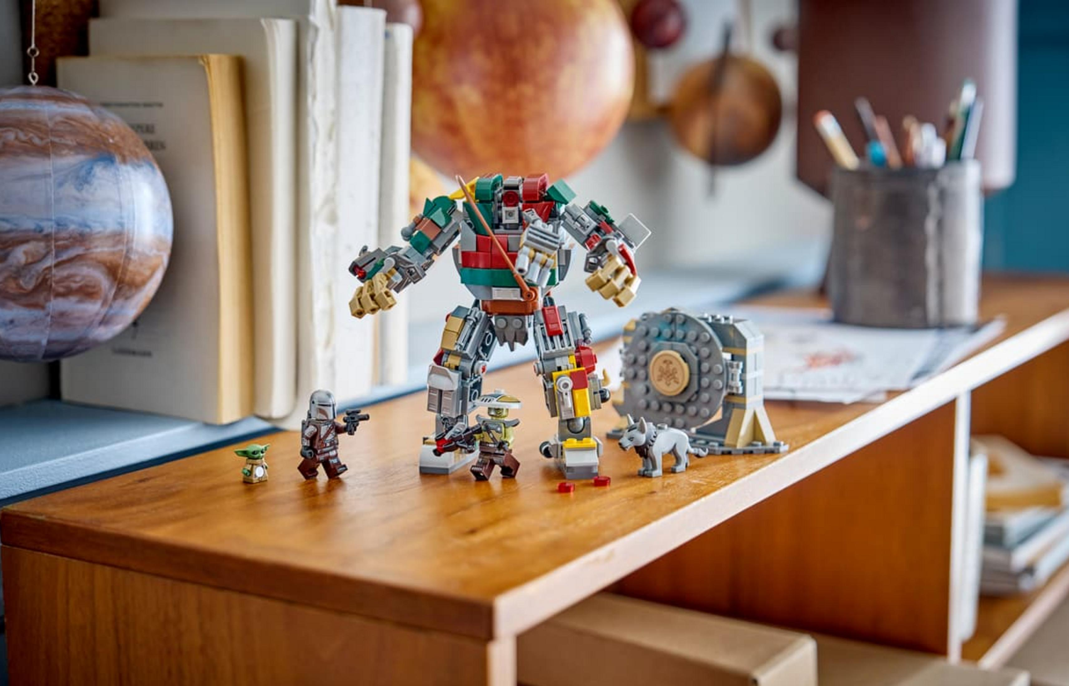 Lego figürleri: Mandalorian, Grogu ve kurt; mekanik takım, kasa ve gezegen modeli.