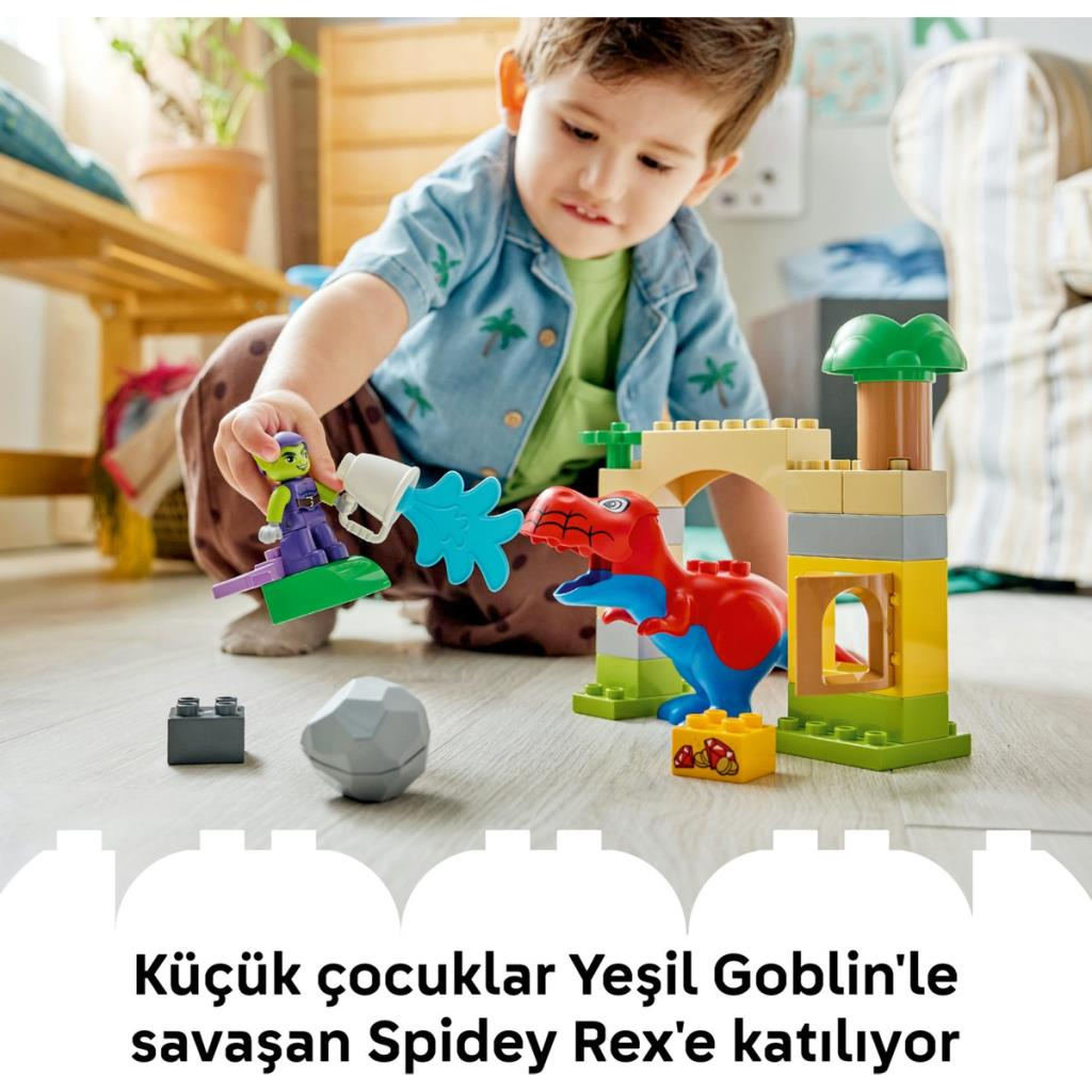 Chłopiec bawi się figurkami Lego: zielony goblin i czerwony dinozaur.