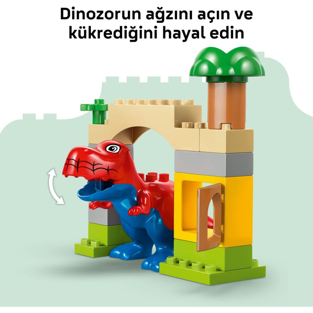 Czerwony dinozaur z niebieskimi nogami stoi przed kolorowym zamkiem Lego z drzewem.