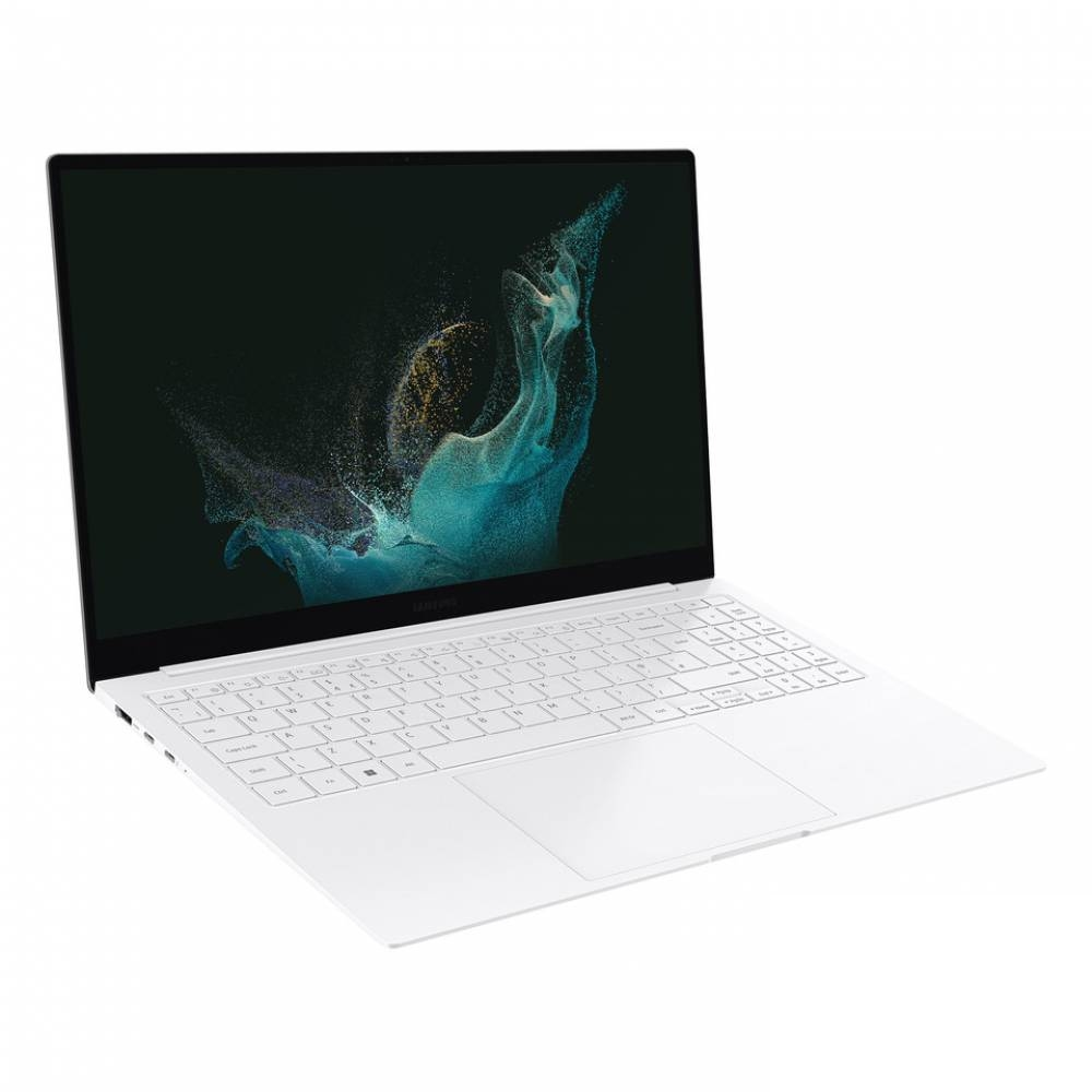 Un laptop bianco aperto che mostra un'immagine astratta sullo schermo.