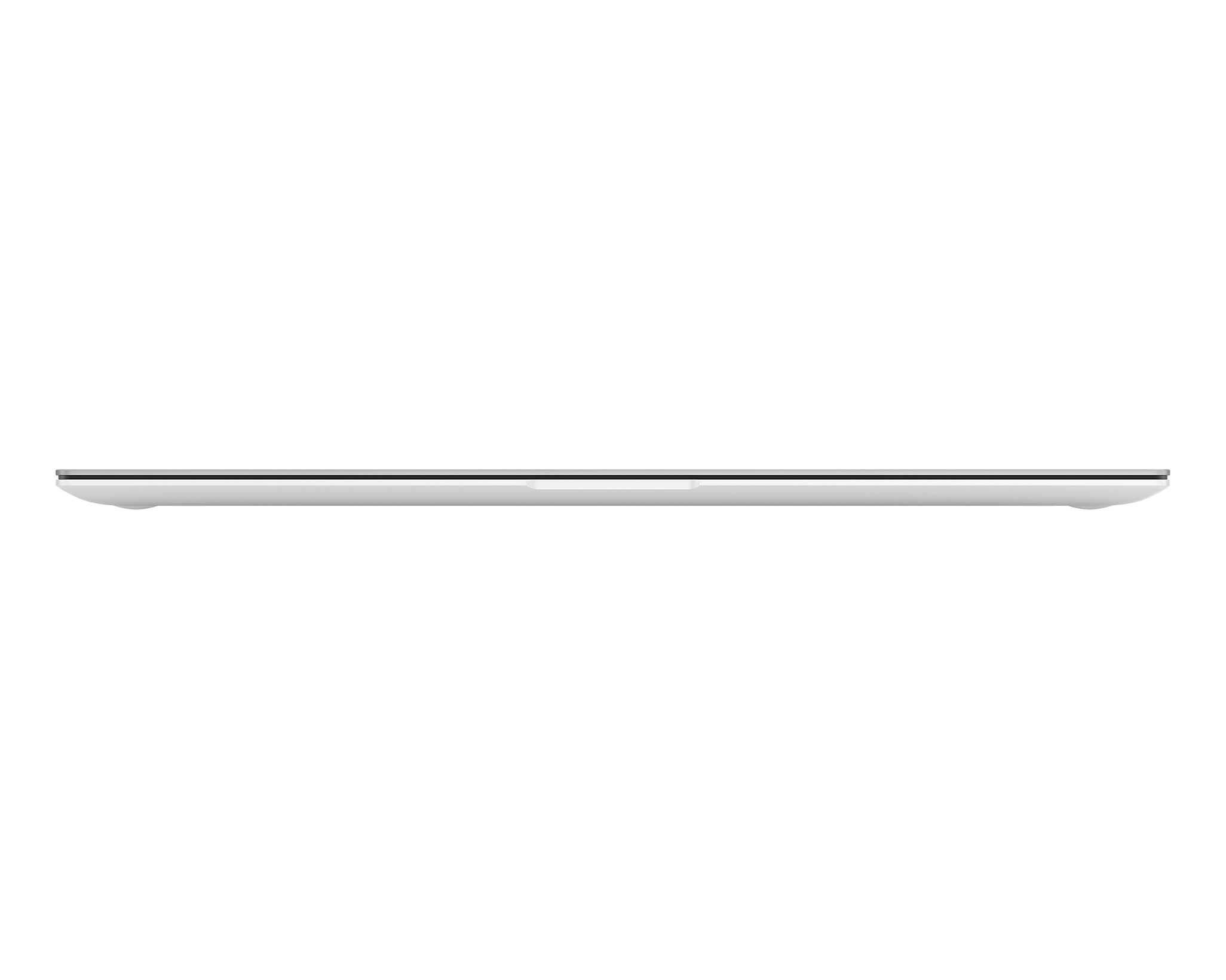 Un laptop sottile e argentato visto di lato su sfondo bianco.