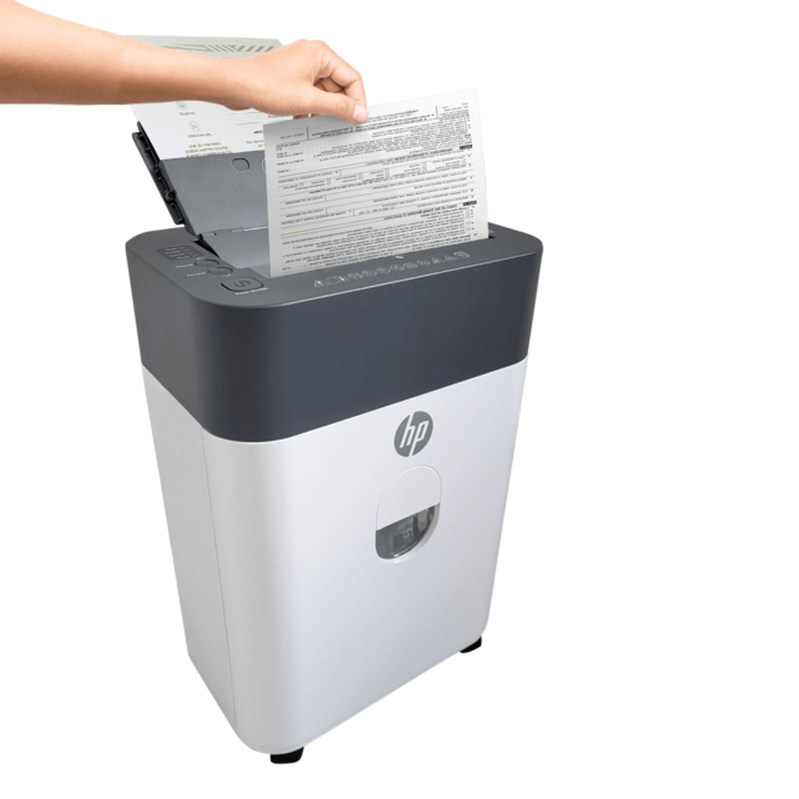 Una mano inserisce un foglio in un distruggi documenti HP bianco e grigio.