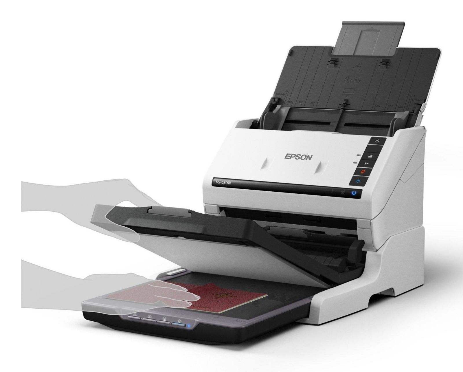 Uno scanner Epson con il coperchio aperto, un passaporto rosso sulla superficie di scansione.