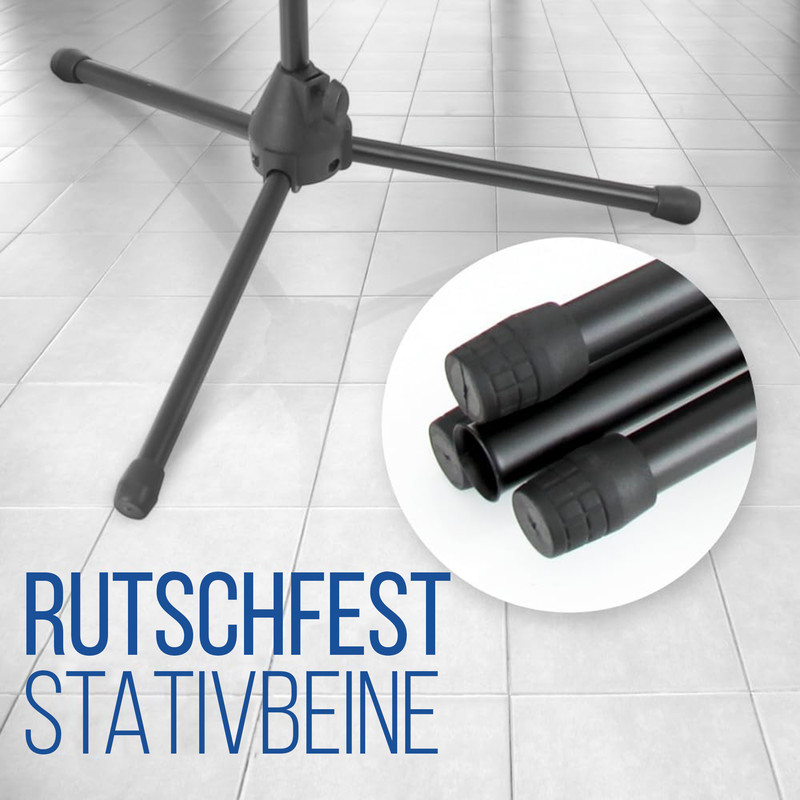 Ein Stativ mit drei Beinen auf weiß gefliestem Boden. Nahaufnahme der Gummifüße.