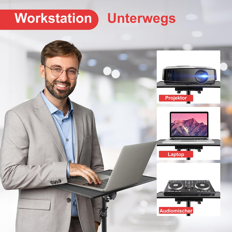 Mann im Anzug mit Laptop auf einem Ständer, daneben Projektor, Laptop und Audiomischer.
