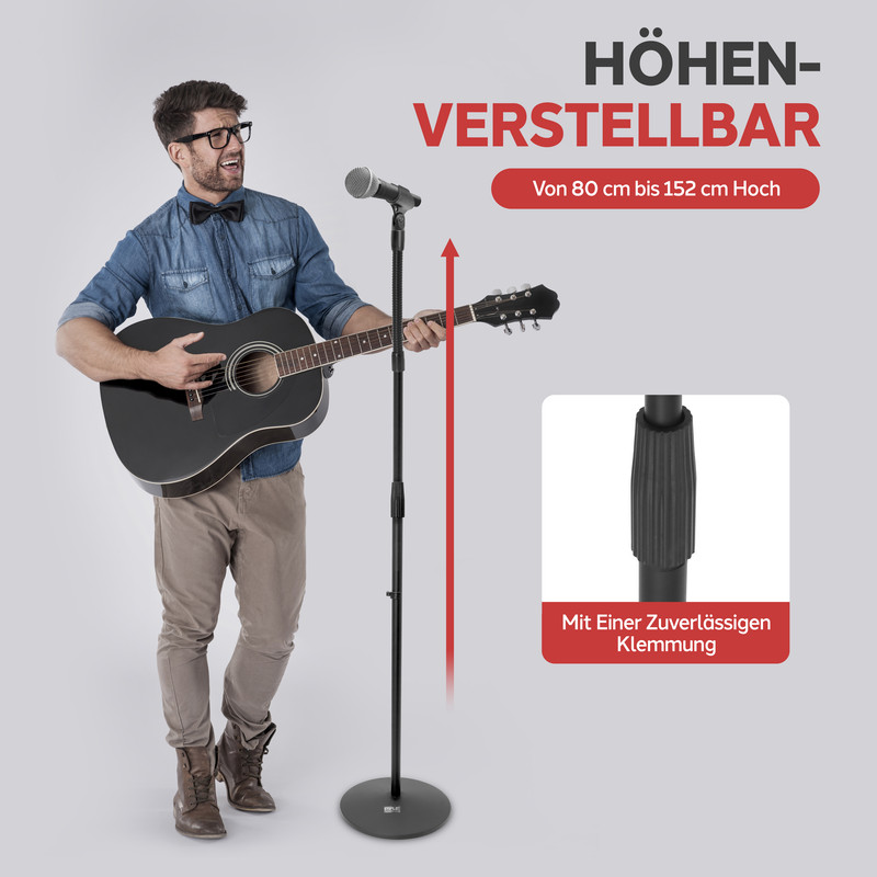 Mann mit Gitarre und Mikrofonständer, höhenverstellbar von 80-152 cm.