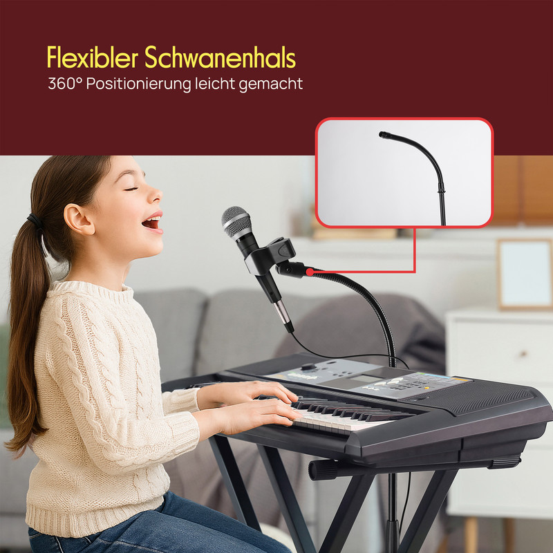 Ein junges Mädchen spielt Keyboard und singt in ein Mikrofon. Der Schwanenhals ist flexibel.