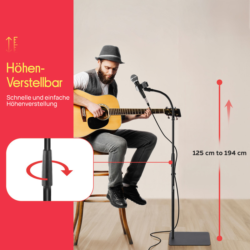 Mann mit Gitarre sitzt auf Stuhl, Mikrofonständer daneben. Höhenverstellbar.