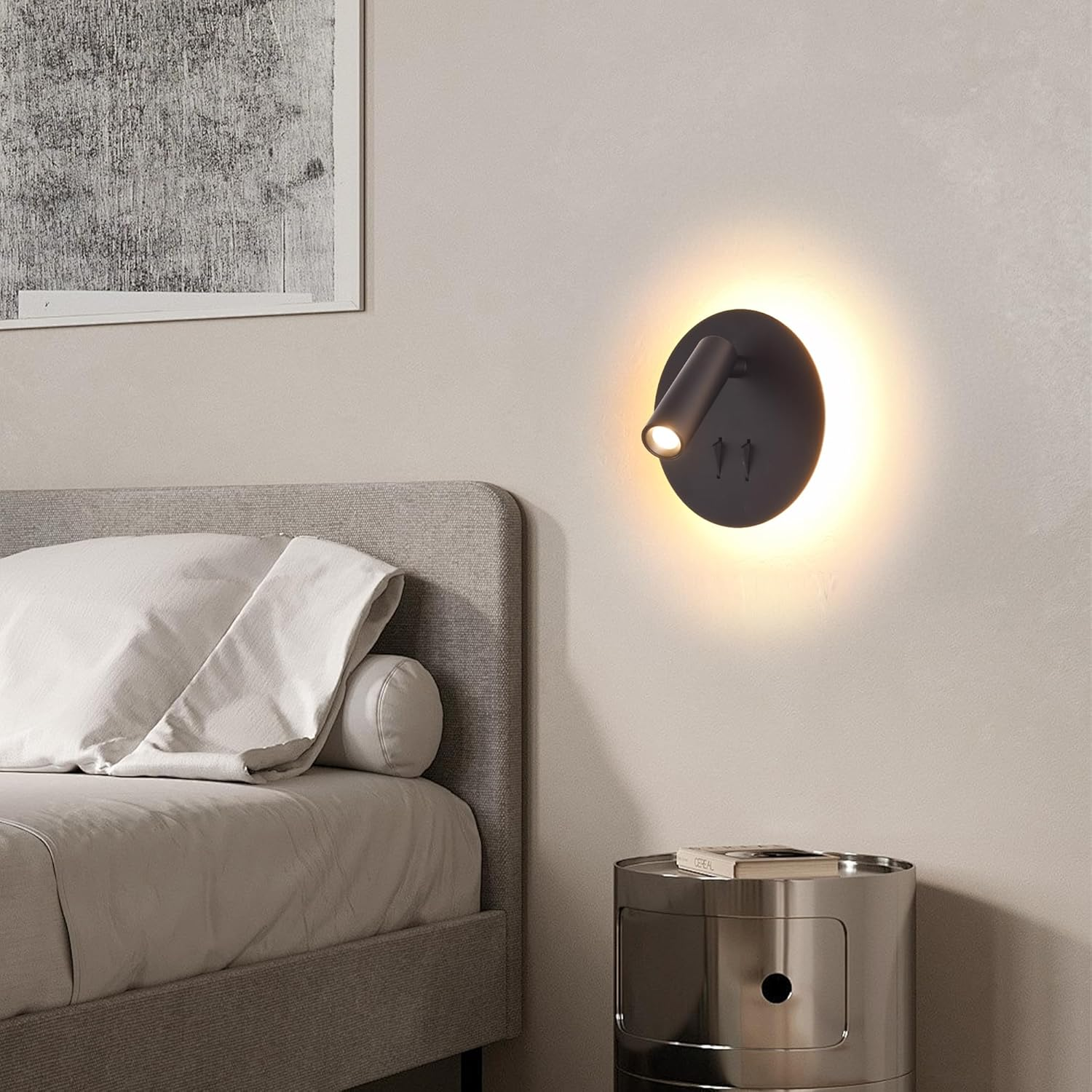 Un dormitorio moderno con cama, mesita de noche y aplique de pared.