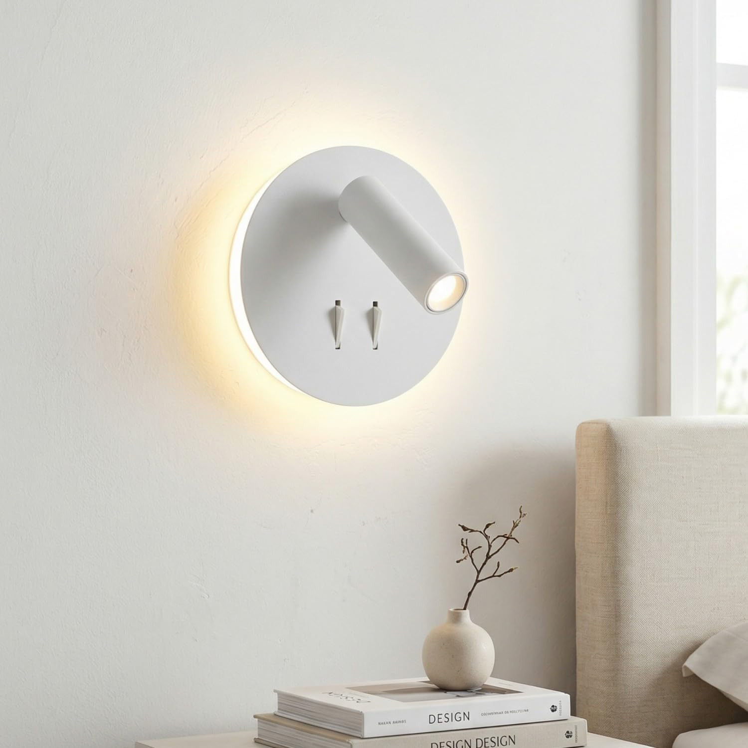 Lámpara de pared blanca moderna con foco ajustable y brillo cálido en pared texturizada.