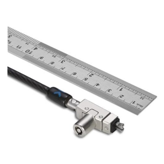 Ein Metalllineal liegt neben einem silbernen Sicherheitsschloss mit schwarzem Kabel.