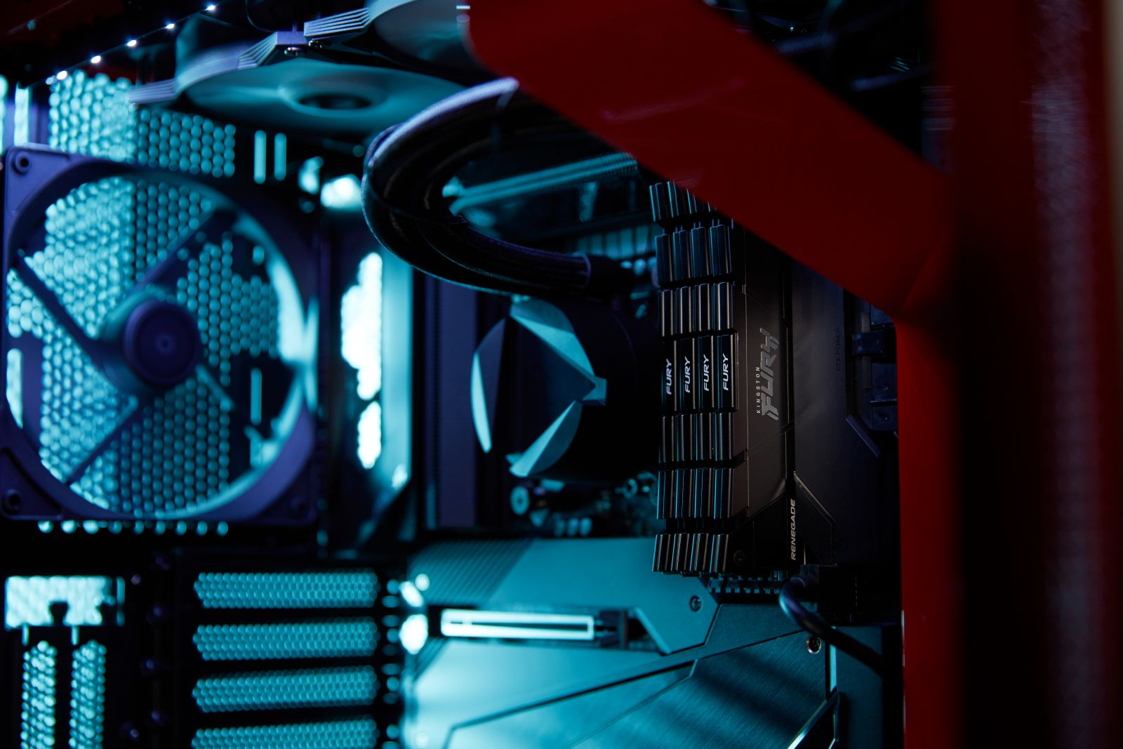 Primo piano dei componenti interni di un computer con illuminazione a LED blu.