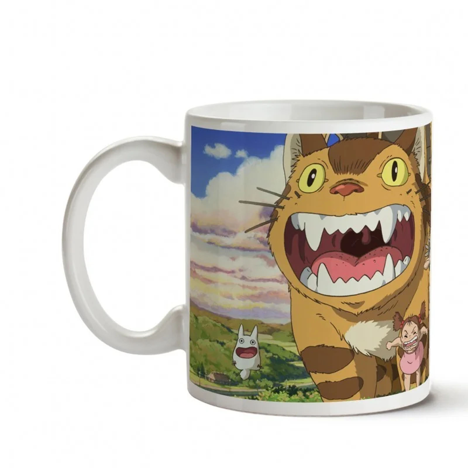 Eine Tasse mit Anime-Charakteren: eine Katze, ein Mädchen und ein kleiner Geist vor grünen Hügeln.