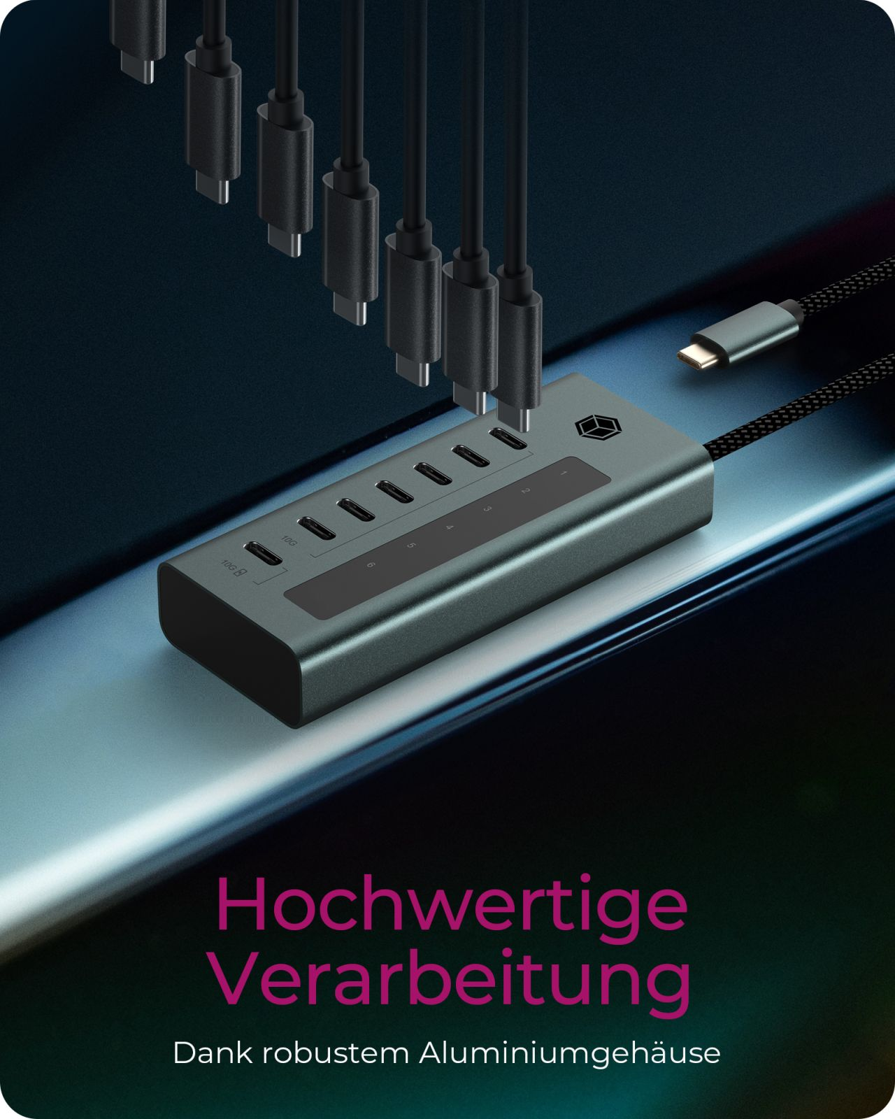 Hub USB-C grigio con più porte, alcune collegate con cavi.
