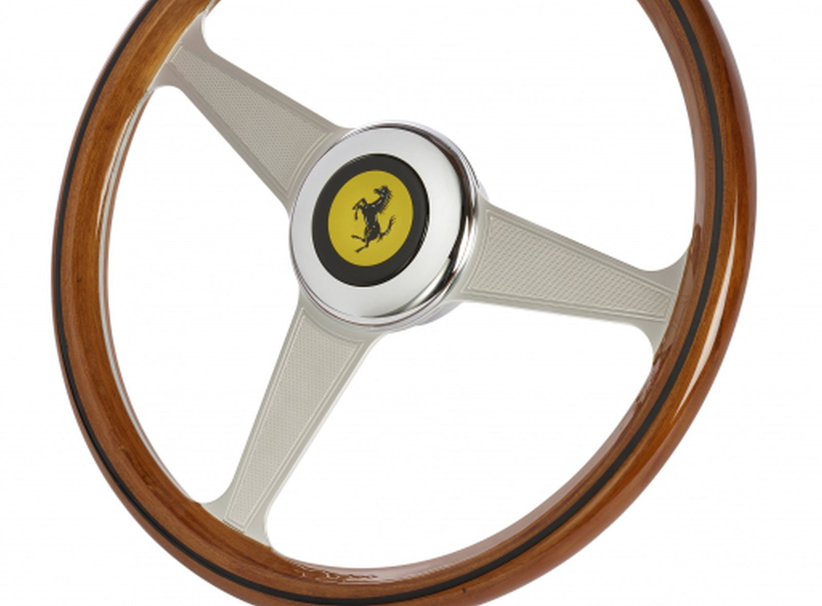 Ein hölzernes Ferrari-Lenkrad mit drei Speichen und dem Ferrari-Logo in der Mitte.