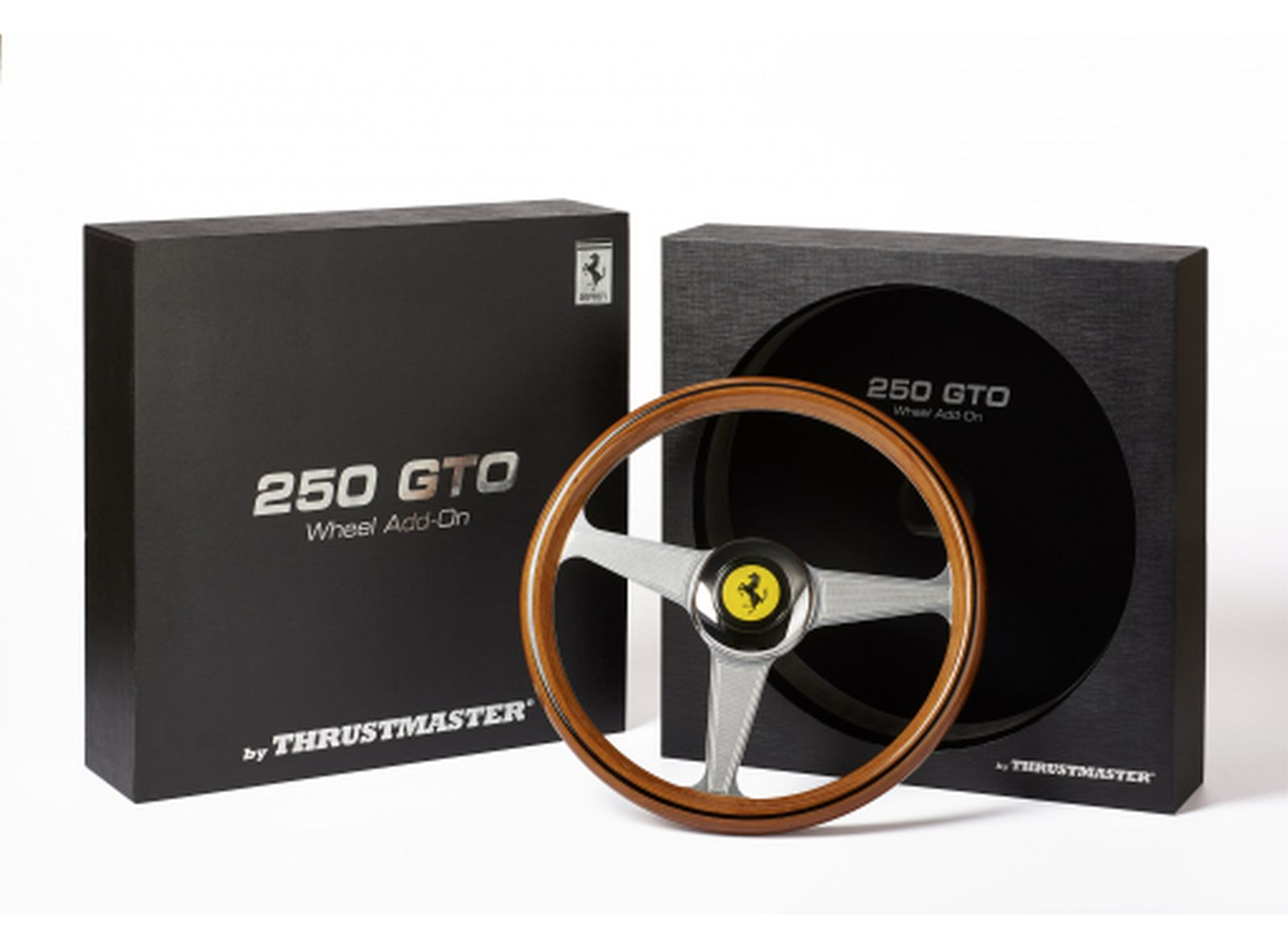 Ein Ferrari 250 GTO Rad-Add-on und seine Kartons, mit Thrustmaster-Branding.