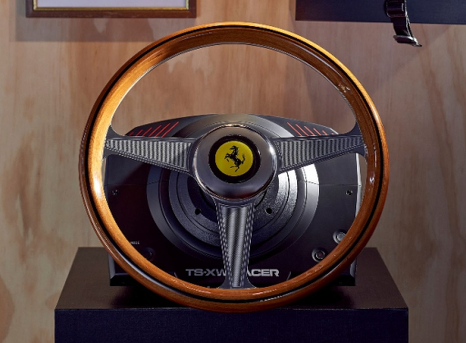 Ein Ferrari-Lenkrad mit Holzfelge und gelbem Ferrari-Logo auf einem schwarzen Ständer.
