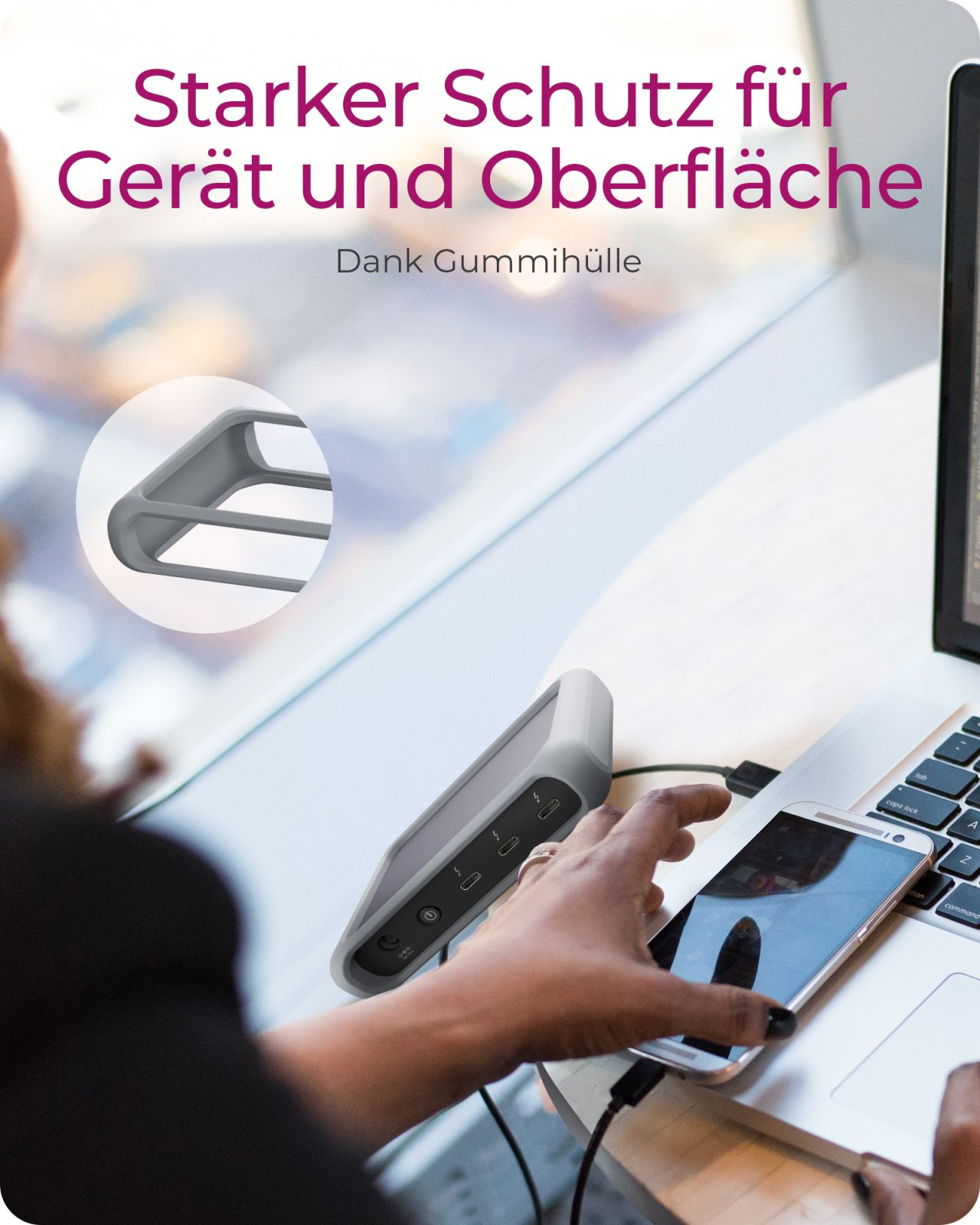 Graues Ladegerät mit mehreren Anschlüssen wird an ein Smartphone angeschlossen.