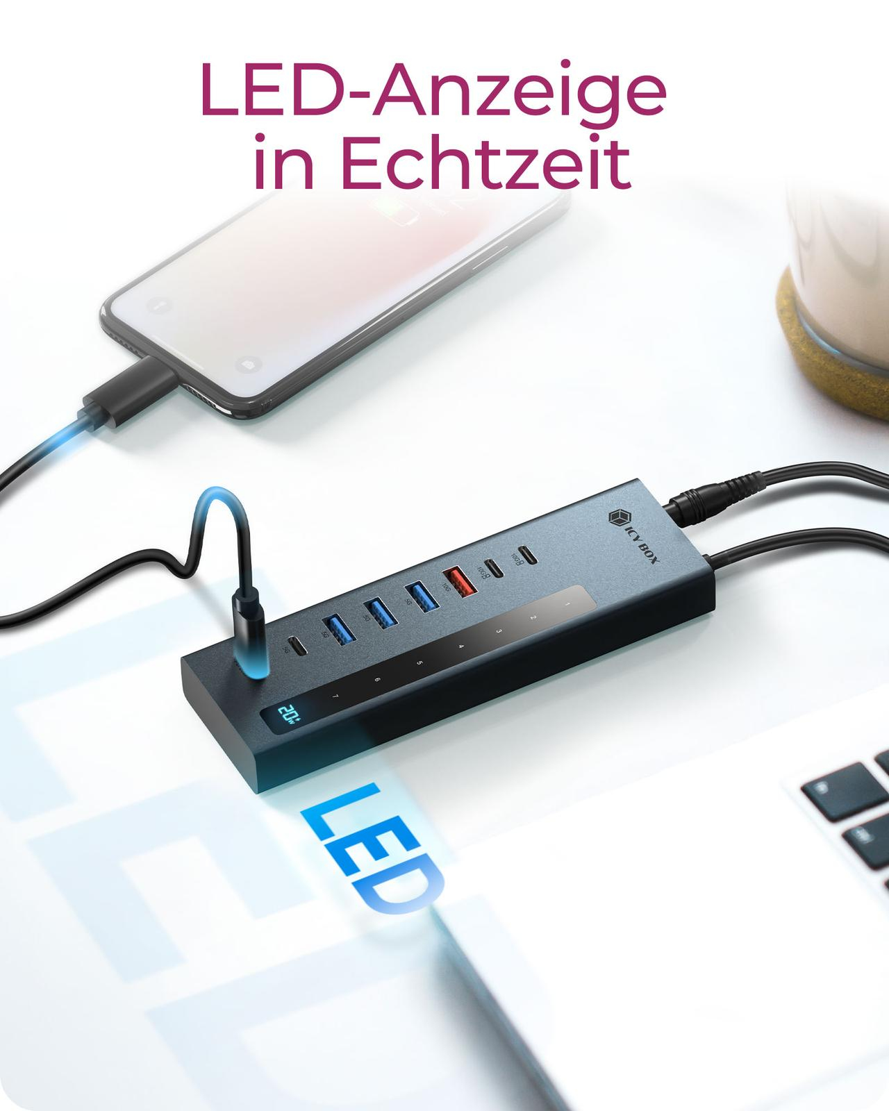 Grauer USB-C-Hub mit angeschlossenem Handy und Laptop. LED-Anzeige zeigt 20W.